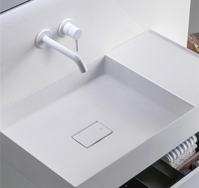Moderne Messing-Wandarmatur