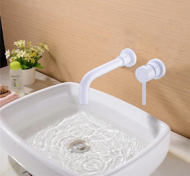 Moderne Messing-Wandarmatur